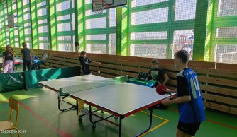 Sukces uczniów w powiatowych zawodach w drużynowym tenisie stołowym