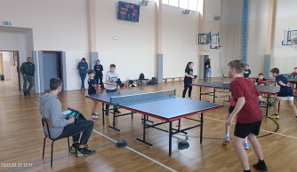 Zawody w drużynowym tenisie stołowym