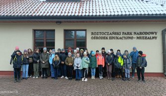 Uczniowie klas IV-VIII przed Ośrodkiem Muzealnym RPN