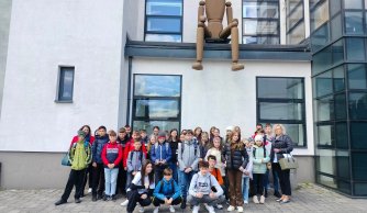 Uczniowie klas IV-VIII na spektaklu teatralnym „W krainie mitów”