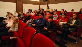 Uczniowie klas IV-VIII na spektaklu teatralnym „W krainie mitów”