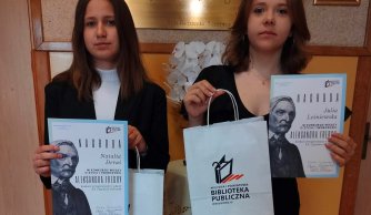 Ósmoklasistki nagrodzone w konkurs wiedzy o życiu i twórczości Aleksandra Fredry