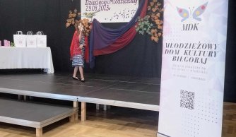 Nasze uczennice na scenie Młodzieżowego Domu Kultury w Biłgoraju