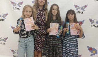 Nasze uczennice na scenie Młodzieżowego Domu Kultury w Biłgoraju