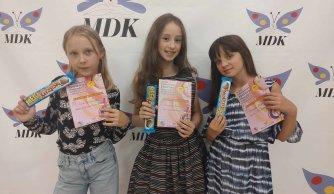 Nasze uczennice na scenie Młodzieżowego Domu Kultury w Biłgoraju