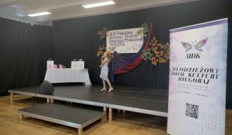 Nasze uczennice na scenie Młodzieżowego Domu Kultury w Biłgoraju