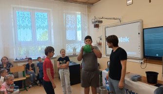 „Zasady fizyczne czy kwasy chemiczne”