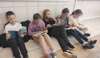 Cała szkoła czyta! – relacja z pewnego zwykłego szkolnego dnia z niezwykłymi przerwami międzylekcyjnymi