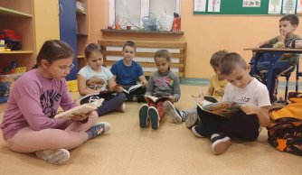 Cała szkoła czyta! – relacja z pewnego zwykłego szkolnego dnia z niezwykłymi przerwami międzylekcyjnymi