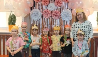 Z życzeniami dla wszystkich kobiet 