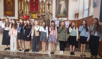 Występ szkolnego chórku w 104. rocznicę urodzin naszego patrona - Jana Pawła II