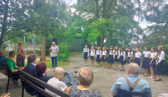 Szkolny chórek z wizytą w Domu Kombatanta w Biłgoraju