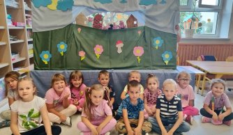 "Starsi czytają młodszym" - piątoklasiści z wizytą u przedszkolaków  