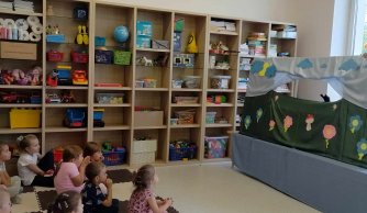 "Starsi czytają młodszym" - piątoklasiści z wizytą u przedszkolaków  