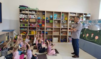 "Starsi czytają młodszym" - piątoklasiści z wizytą u przedszkolaków  