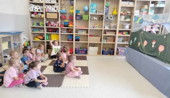 "Starsi czytają młodszym" - piątoklasiści z wizytą u przedszkolaków  