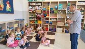 "Starsi czytają młodszym" - piątoklasiści z wizytą u przedszkolaków  