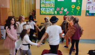 Inscenizacja &#34;Bal jesieni&#34; w wykonaniu klasy II