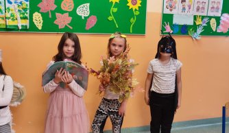 Inscenizacja &#34;Bal jesieni&#34; w wykonaniu klasy II