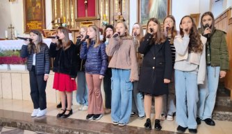 W hołdzie Janowi Pawłowi II - występ szkolnego chórku w kościele w Woli Kąteckiej 