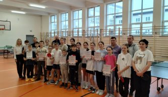 Podwójne pierwsze miejsce naszych uczniów w drużynowych międzyszkolnych zawodach w tenisie stołowym