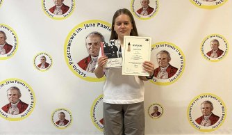 Magda na podium Wojewódzkiego Konkursu Literackiego "Czy nic nad zdrowie...?" 