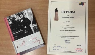 Magda na podium Wojewódzkiego Konkursu Literackiego "Czy nic nad zdrowie...?" 