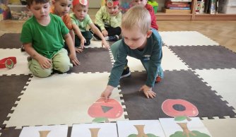 "Wszyscy jabłka chętnie jemy i Dzień Jabłka świętujemy!"