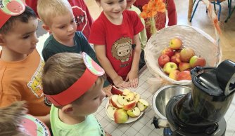 "Wszyscy jabłka chętnie jemy i Dzień Jabłka świętujemy!"