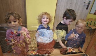  Jesienna ścieżka sensoryczna – zabawy ze zmysłami w praktyce 