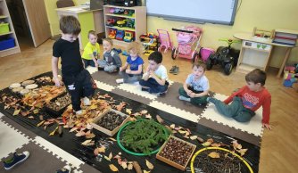  Jesienna ścieżka sensoryczna – zabawy ze zmysłami w praktyce 