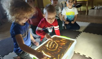  Jesienna ścieżka sensoryczna – zabawy ze zmysłami w praktyce 