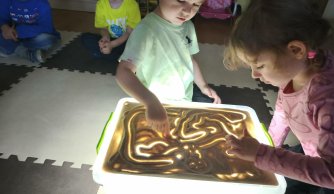  Jesienna ścieżka sensoryczna – zabawy ze zmysłami w praktyce 