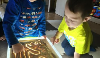  Jesienna ścieżka sensoryczna – zabawy ze zmysłami w praktyce 