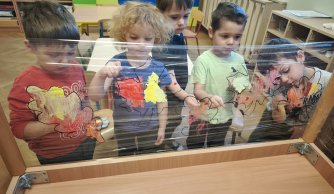  Jesienna ścieżka sensoryczna – zabawy ze zmysłami w praktyce 