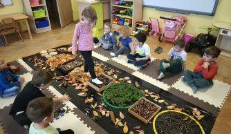  Jesienna ścieżka sensoryczna – zabawy ze zmysłami w praktyce 