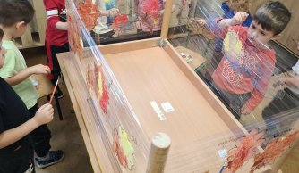  Jesienna ścieżka sensoryczna – zabawy ze zmysłami w praktyce 