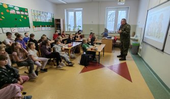 „Edukacja z wojskiem” - wykład ppor. dr Sławomira Franca z WOT
