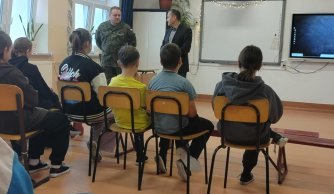 „Edukacja z wojskiem” – pouczający wykład ppor. dr. Sławomira Franca z WOT