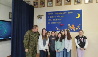 „Edukacja z wojskiem” – pouczający wykład ppor. dr. Sławomira Franca z WOT