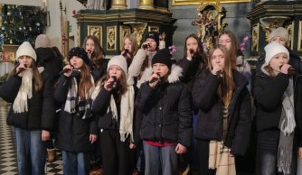 Kolędowanie, które łączy serca – szkolny chórek w Radzięcinie