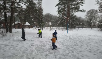 Śnieżna wyprawa pełna radości – szkolny kulig w Dylach