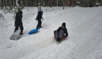 Śnieżna wyprawa pełna radości – szkolny kulig w Dylach