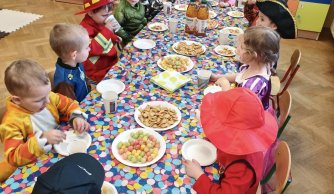 Jak co roku w karnawale, dzieci bawią się wspaniale