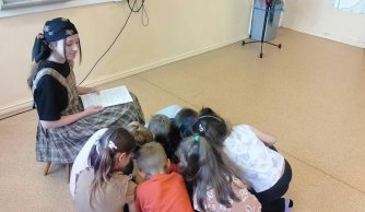 Głos, pasja i magia, czyli jak siódmoklasiści ożywili „Kopciuszka” dla pierwszaków!