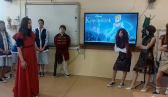 Głos, pasja i magia, czyli jak siódmoklasiści ożywili „Kopciuszka” dla pierwszaków!