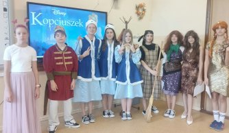 Głos, pasja i magia, czyli jak siódmoklasiści ożywili „Kopciuszka” dla pierwszaków!
